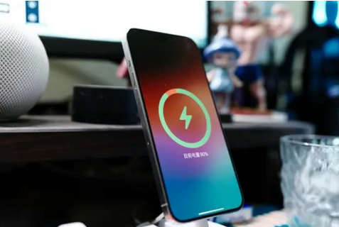 三才镇苹果15换屏服务分享用什么充电器给iPhone15充电更好 